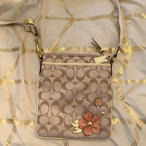 AUTHENTIC UNIQUE VINTAGE COACH CROSS BODY BAG IN CREAM
